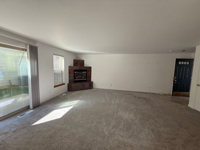 Foto del edificio - 2 Bed/2 Bath Apartment Located Near OSU/COCC Campus - Attached Garage