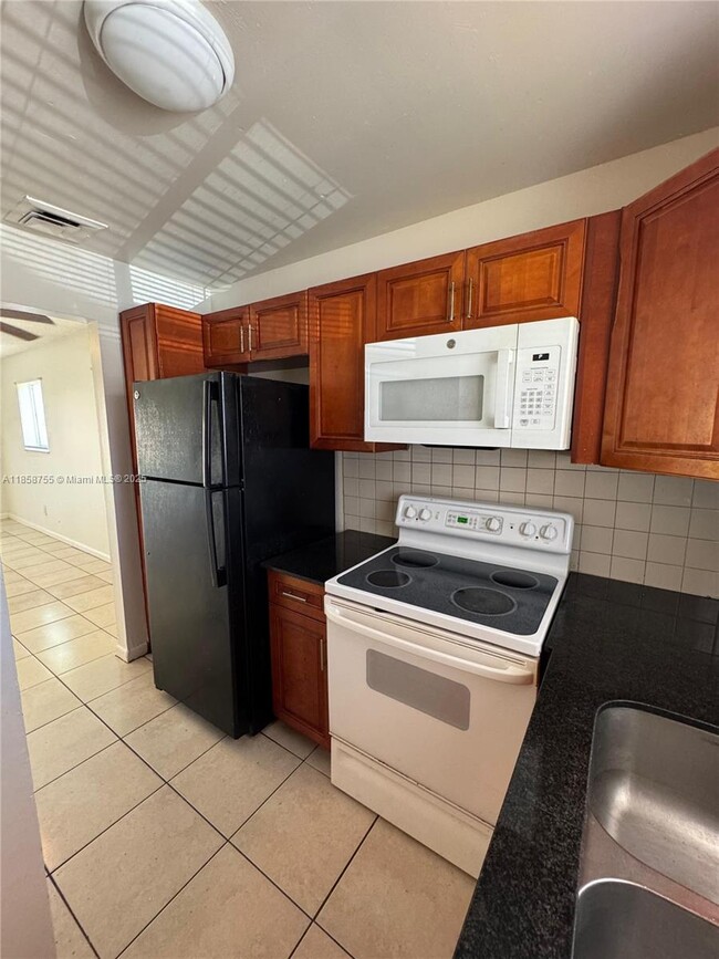 Building Photo - 933 W Jasmine Dr
