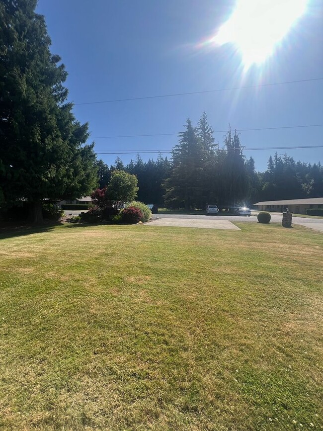 Building Photo - Beautiful and Well Maintained 1 Bedroom in...