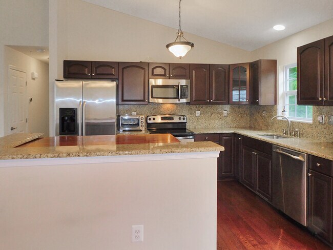 Foto del edificio - 3 bedroom single family on a half acre