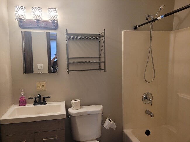 Baño principal - 24 Wilson St