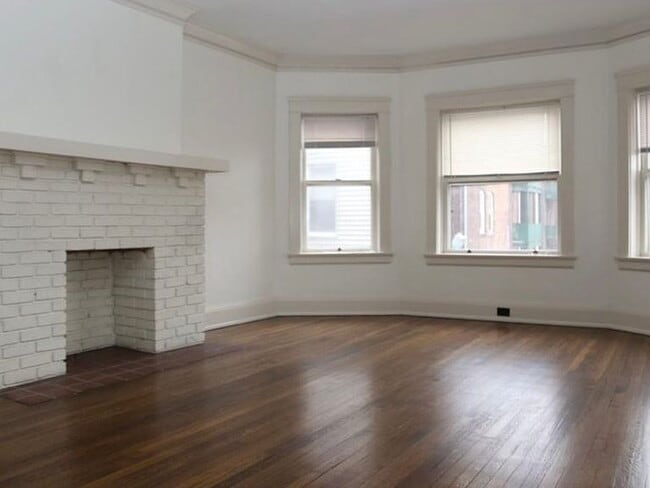 Building Photo - "Charming 2-Bedroom Retreat with Spacious Living in Cleveland Heights – 1243 Sq Ft of Comfort!"