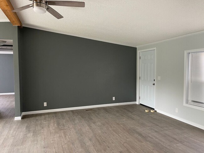 Building Photo - 3 BEDROOM 2 BATHROOM HOUSE FOR RENT