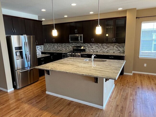 Foto del edificio - 325 Stone Creek Dr