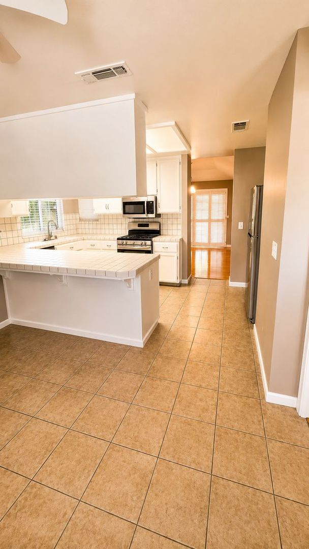 Building Photo - 802 E Catalina Cir