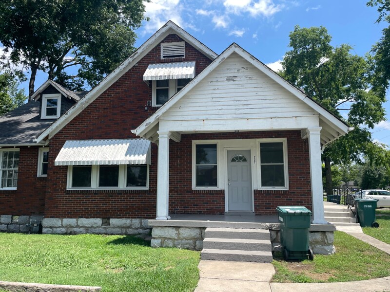 Primary Photo - 237 University Ave