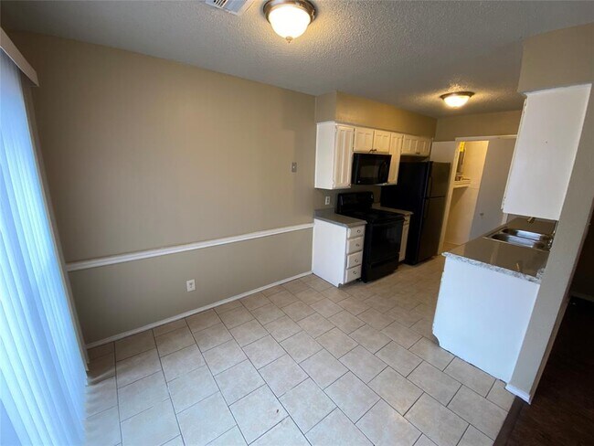 Foto del edificio - 5904 Holiday Ln