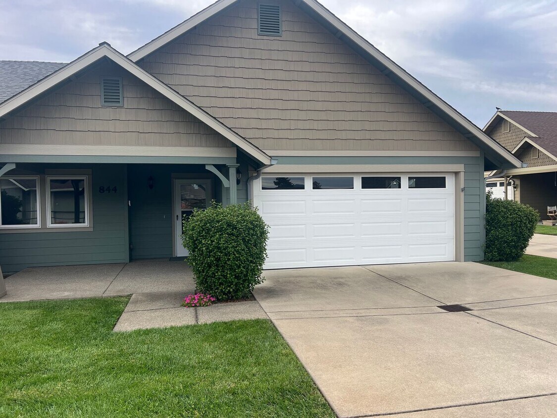 Building Photo - Cozy 2-Bed, 2-Bath home with Modern Touche...