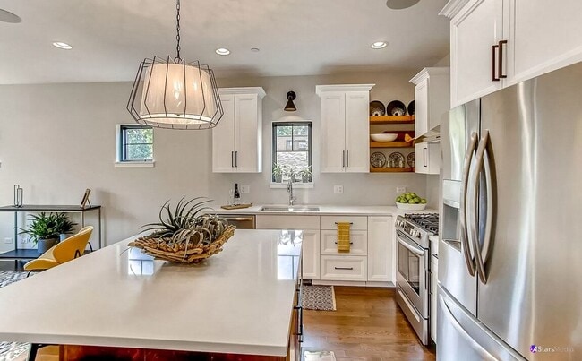 Building Photo - Luxurious 3 bed 3 bath townhome in Glen Ellyn