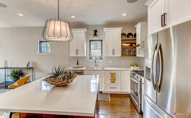 Foto del edificio - Luxurious 3 bed 3 bath townhome in Glen Ellyn