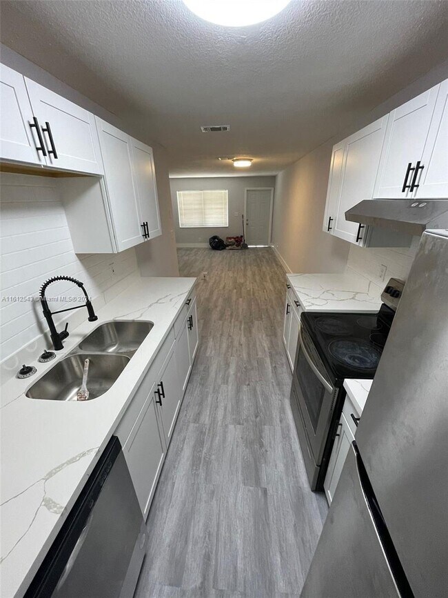 Building Photo - 2560 Riverland Dr