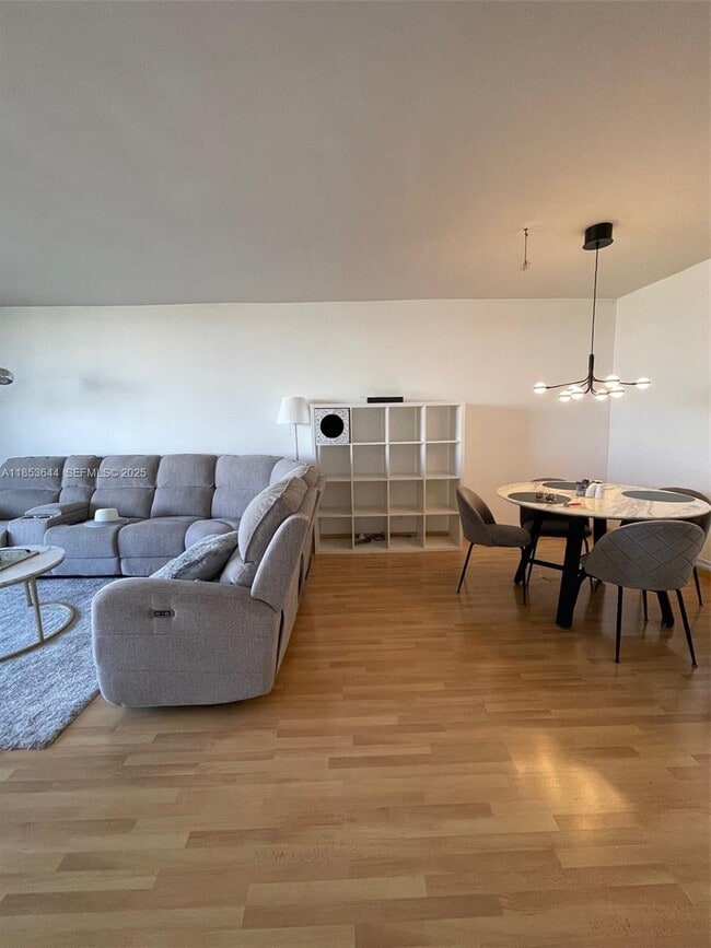 Building Photo - 2500 Parkview Dr