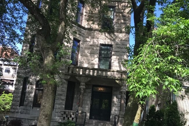 Building Photo - 3626 N Wilton Ave