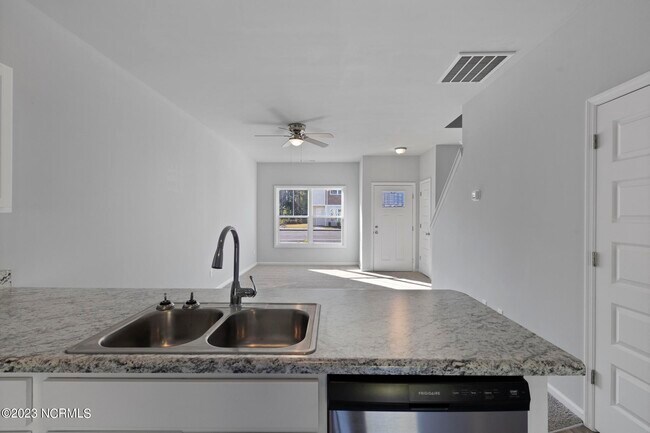Building Photo - 162 Buckhorn Ave