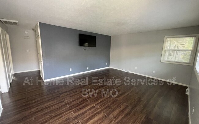 Building Photo - 1349 E Elm St