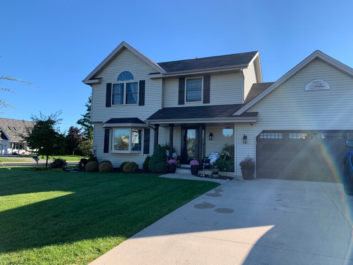 Primary Photo - 1005 Shagbark Ln