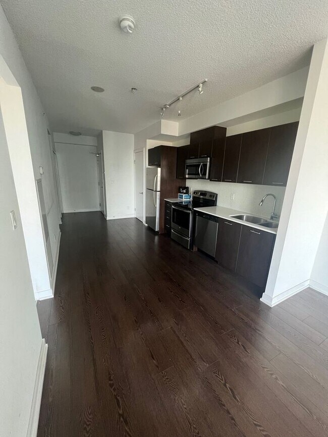 Photo du bâtiment - 1 Bedroom and Den condo Downtown Toronto w...