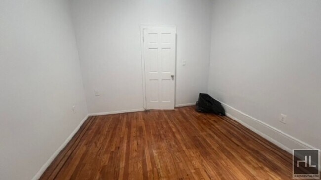 Building Photo - NEWLY RENOVATED  SUNNY LARGE 4 BEDROOMS  A...