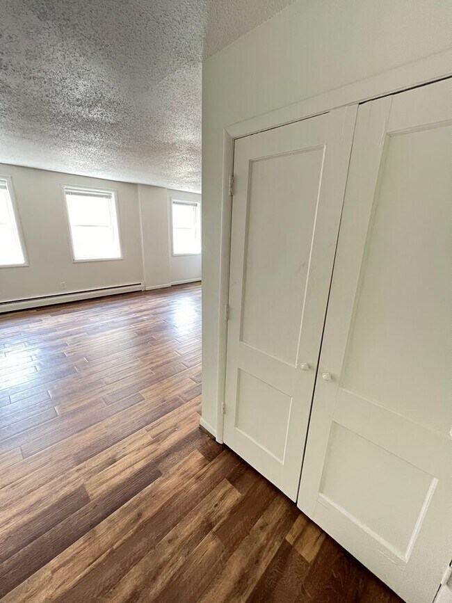 Foto del edificio - Spacious 1 Bedroom Apartment! COMING SOON! - Avaliable August 1st