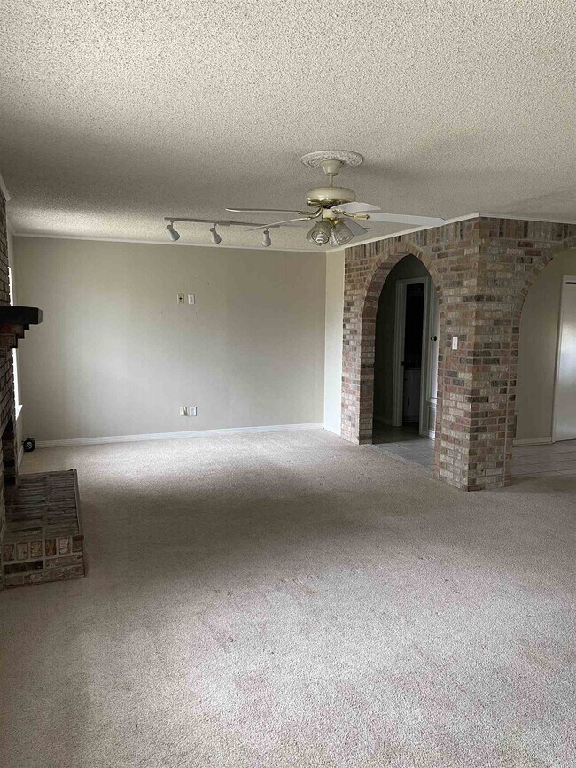 Building Photo - 12081 Longwood Dr