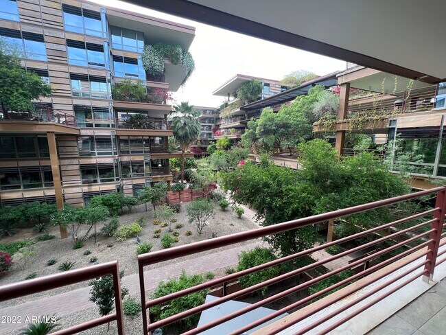 Foto del edificio - 7151 E Rancho Vista Dr