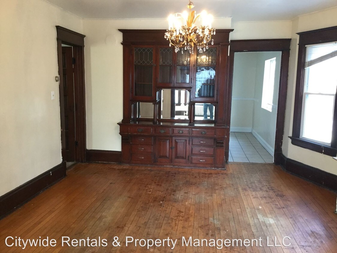 Primary Photo - 3210-3212 N Holton St