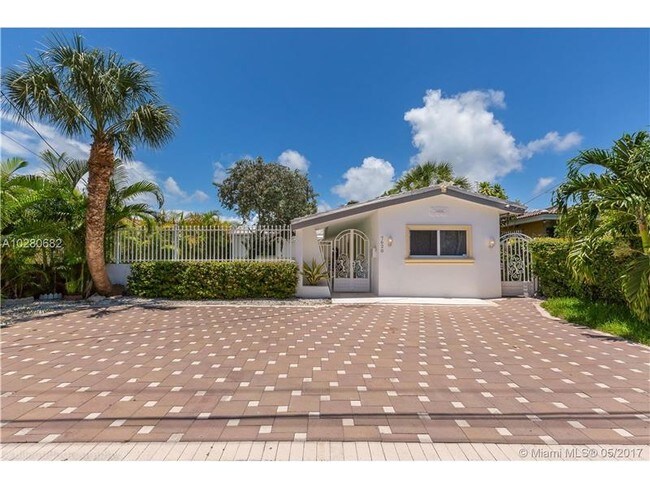 Building Photo - 7620 Bayside Ln