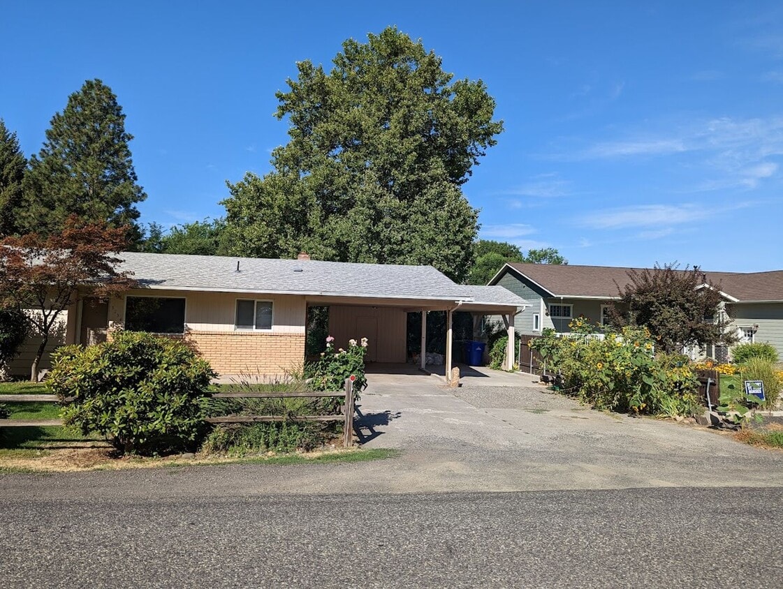 Primary Photo - 3 bedroom 2 bath pet-friendly house with a...