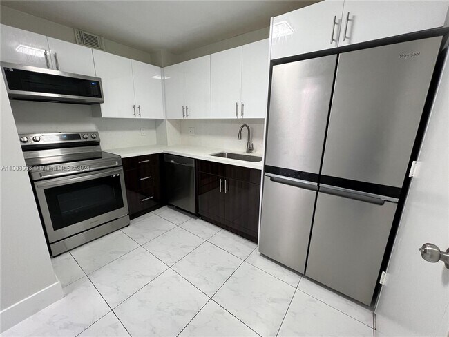Building Photo - 401 Golden Isles Dr
