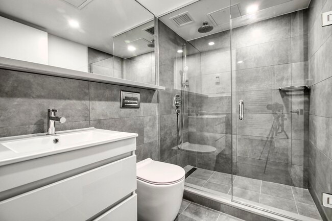 Building Photo - 3460 Rue Peel