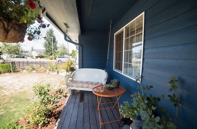 Building Photo - 3bd/2ba AVAILABLE NOW!! Spacious 3 bedroom...