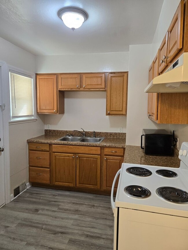 Building Photo - Charming 3-bedroom, 1-bathroom home in Por...