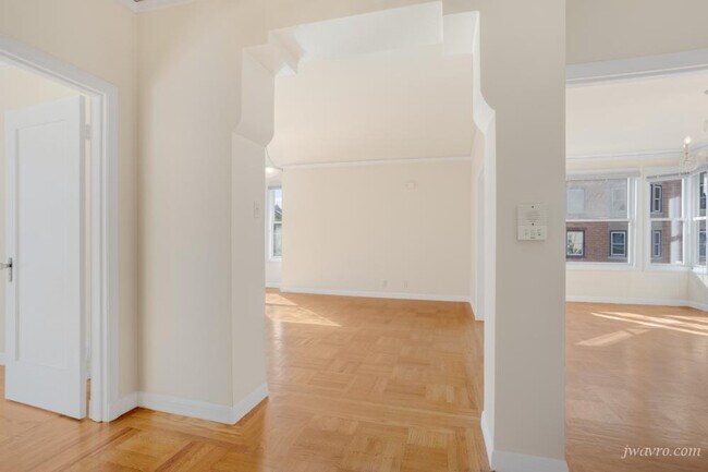 Building Photo - 872 Bay St