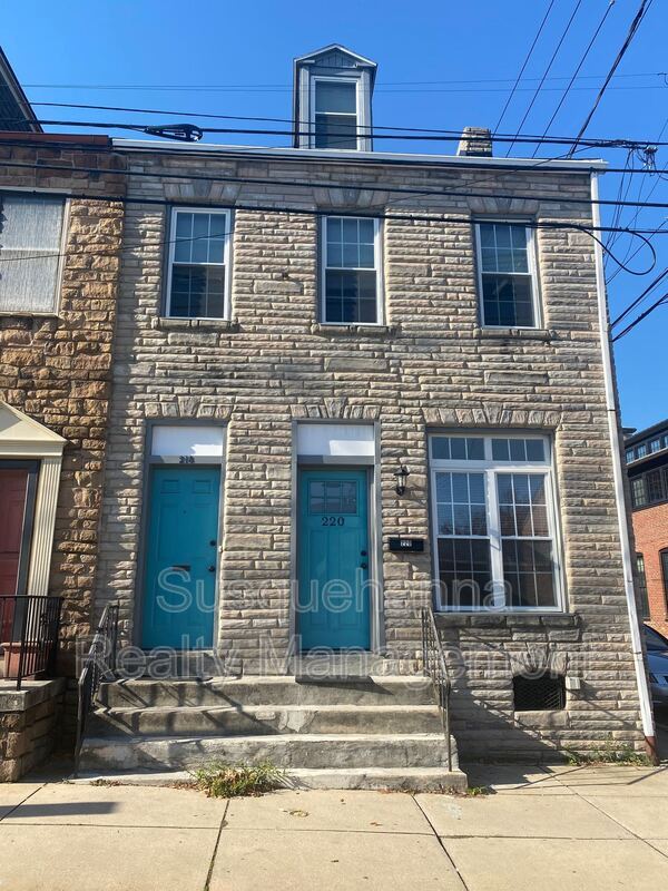 Primary Photo - 220 N Plum St