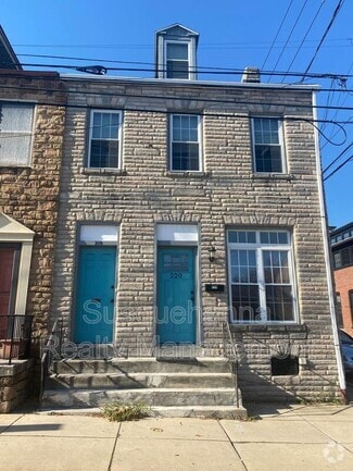 Building Photo - 220 N Plum St