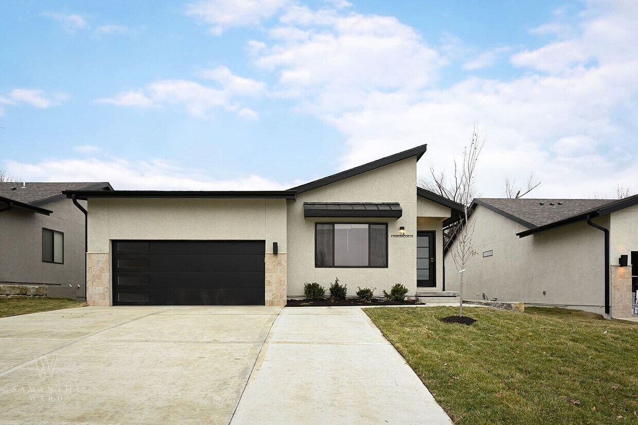 Foto principal - Stunning 2-bedroom, 2-bathroom, 2-car Sing...