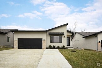 Building Photo - 214 E Maplewood Ln