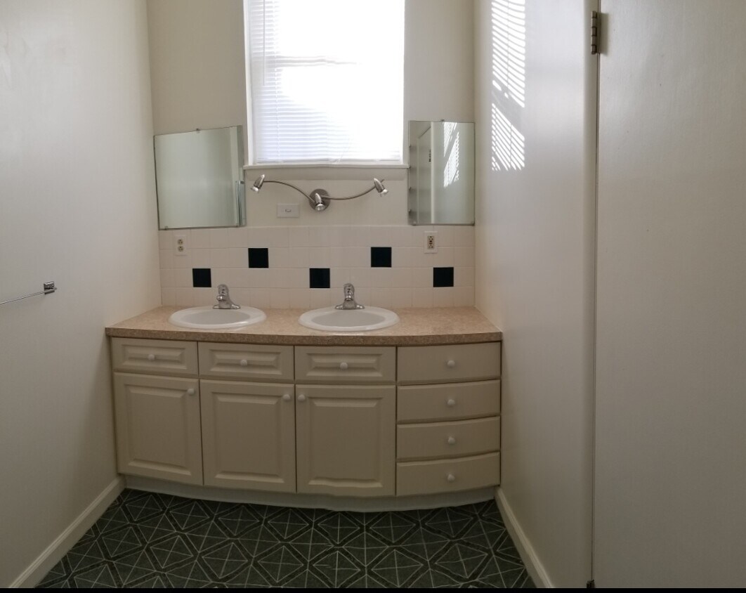 Baño - 184 River St