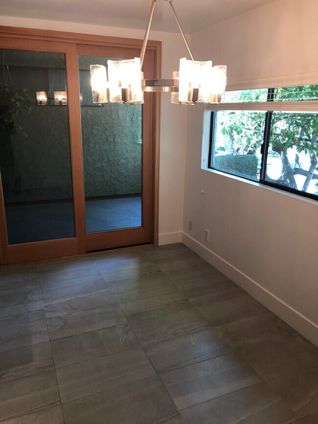 Dining Area - 1506 S Bentley Ave