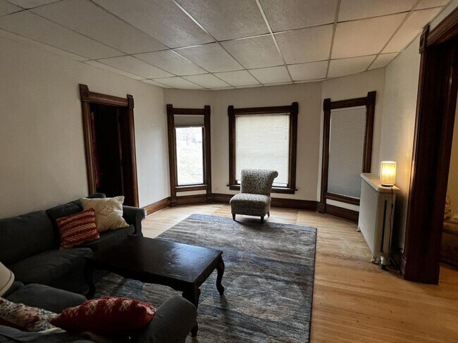 Building Photo - 1215 E 1st St