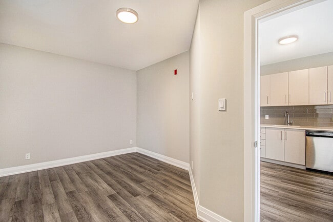 Building Photo - 33 Heney St