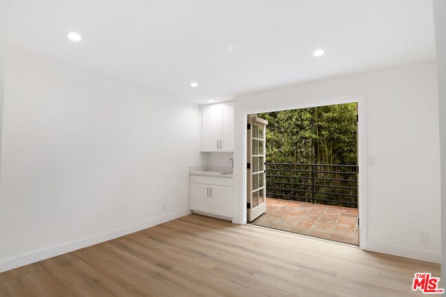 Building Photo - 824 Westmount Dr