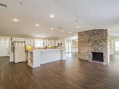 Building Photo - 303 Lakeway Drive