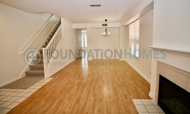 Building Photo - Great Layout, Newer Hamilton Condo - A/C - FOUNDATION -