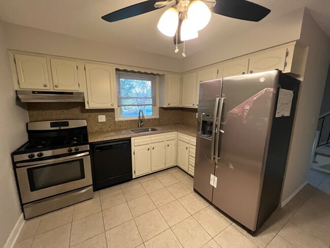 Building Photo - 121 Buttonwood Dr