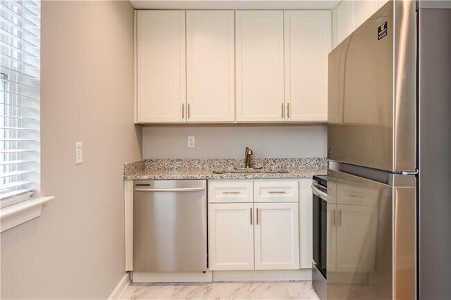 Foto del edificio - 880 St Charles Ave NE