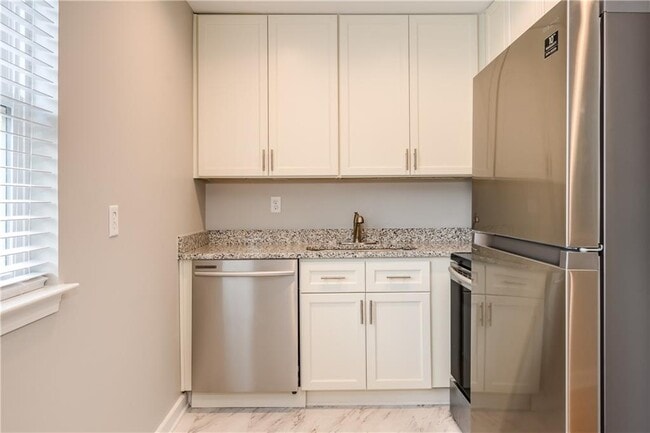 Foto del edificio - 880 St Charles Ave NE