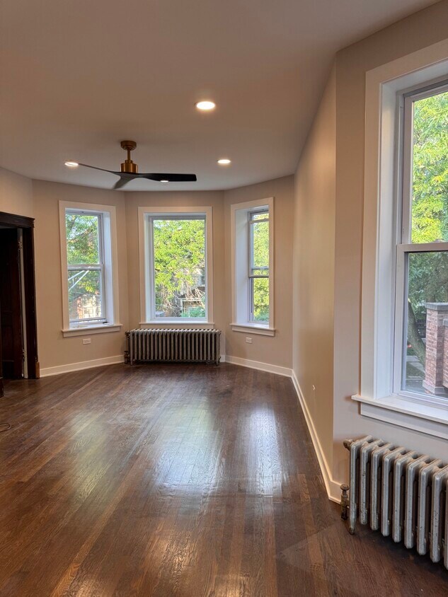 Foto principal - 2944 N Springfield Ave