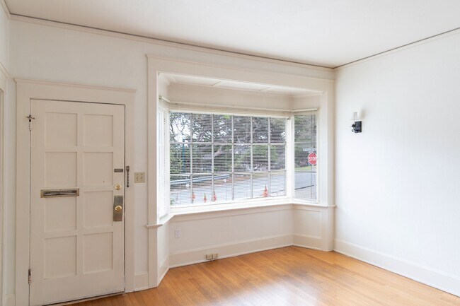 Foto del edificio - Classic Pacific Grove Duplex - Available D...