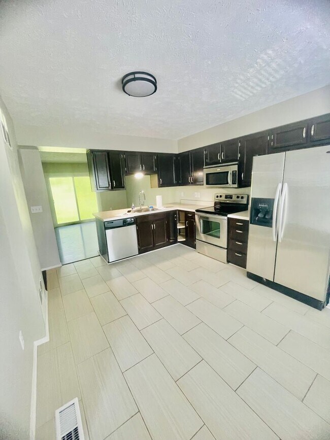 Foto del edificio - 3-Bedroom 2.5 bath Townhome in Imperial – Style, Space & Sophistication